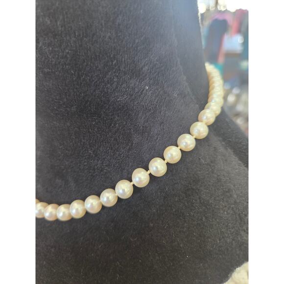 585 stamped (14k gold) and pearl necklace. 18 in length when unclasped. - Picture 5 of 6